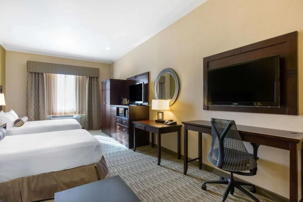 The Oaks Hotel & Suites